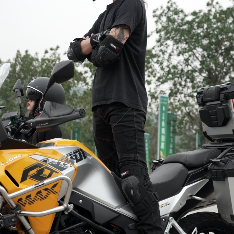 مجموعة من 4 قطع واقيات للركبة  - مراجعة Motorcycle Gear For Woman وسعره